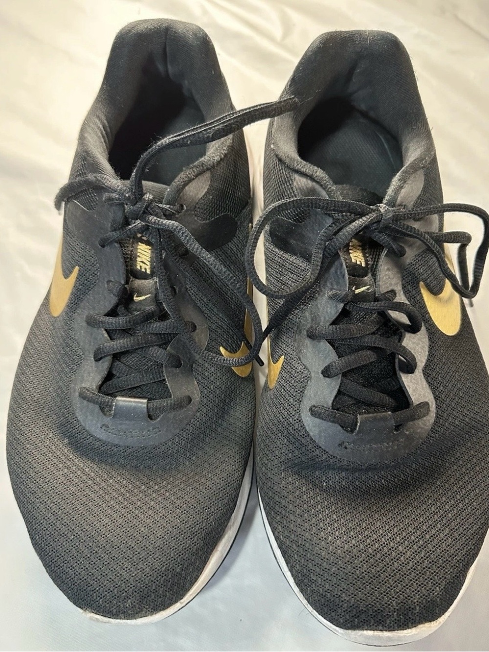 Nike Men’s 11.5 wide Black and Gold Running Training Sneakers